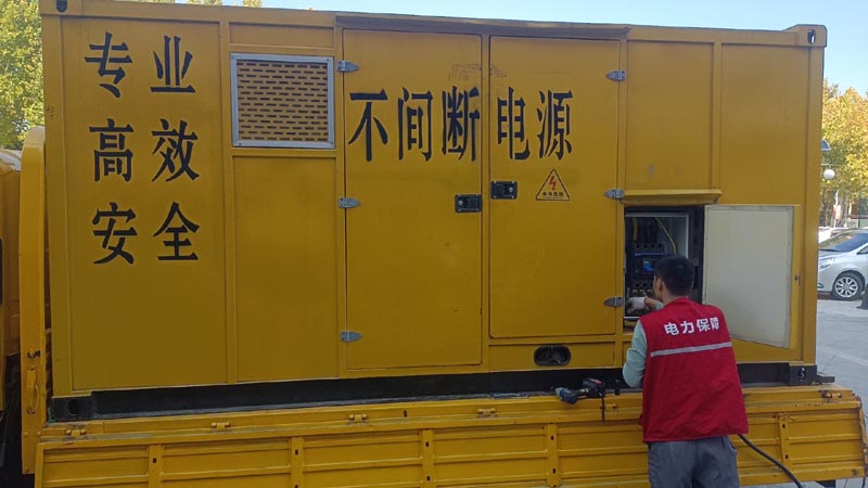 西林柴油发电机组和UPS电源配合使用时，如何避免切换过程中的电力中断？